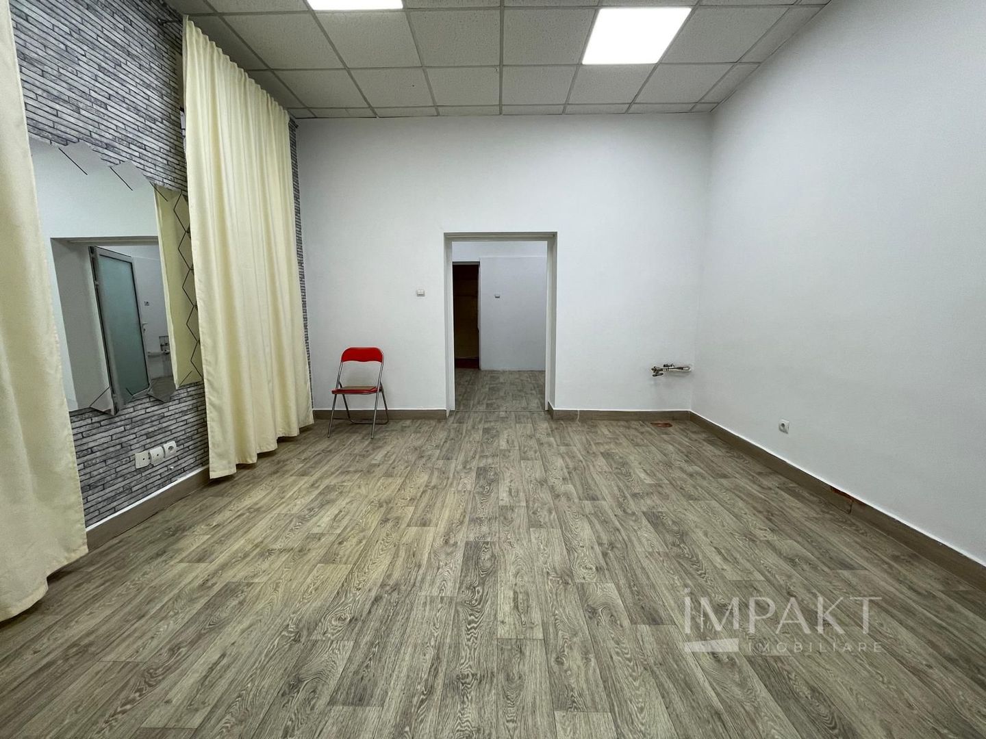 Spatiu comercial cu vad bun de inchiriat in zona centrală! - Poză 4