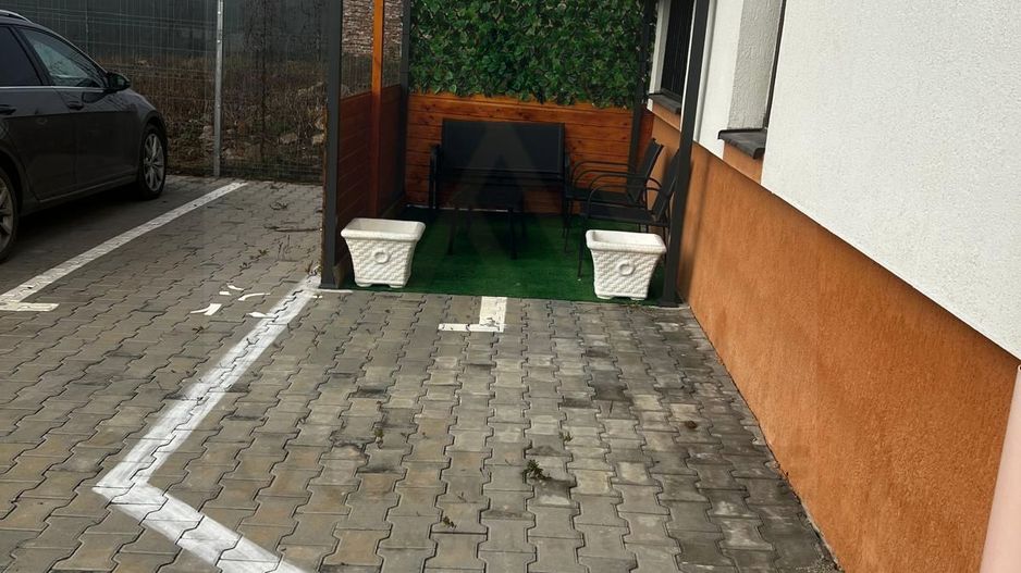 Apartament ultrafinisat 2 camere curte proprie si parcare in Selimbar - Poză 11