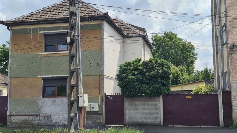 Casa cu etaj 3 camere,2 bai, 1 garaj,1 magazie, gradina zona 14 Mai - Poză 1