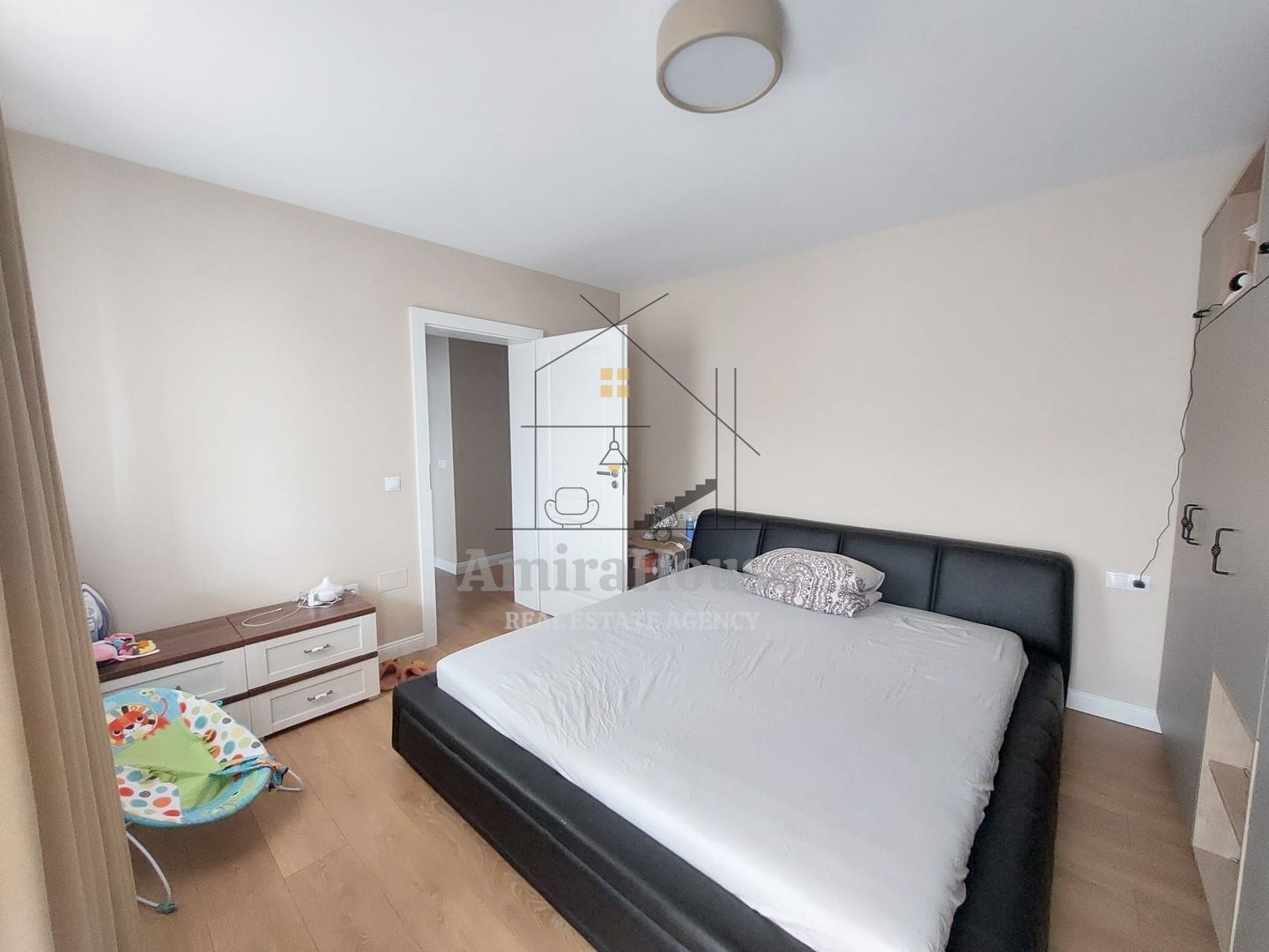 Duplex ultrafinisat mobilat utilat cu 2 locuri de parcare zona Terra - Poză 9