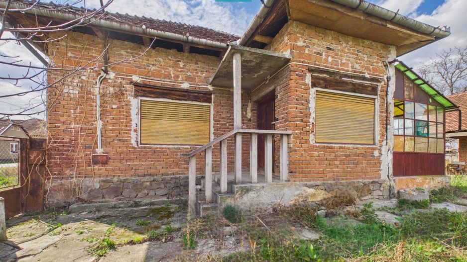 Casă cu teren de 1800 mp, în Buteni, Arad - Poză 1