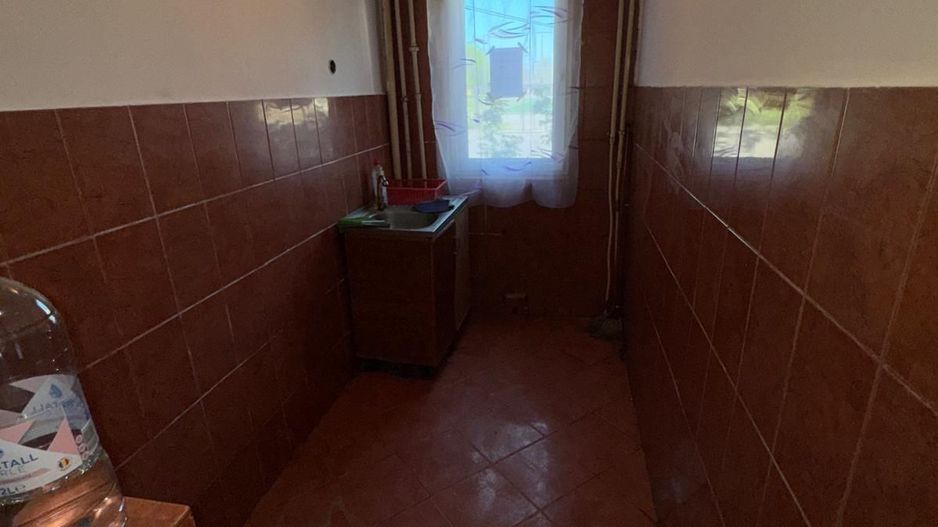 vand apartament 3 camere, parter, zona Autogara, gaz pe scara - Poză 2