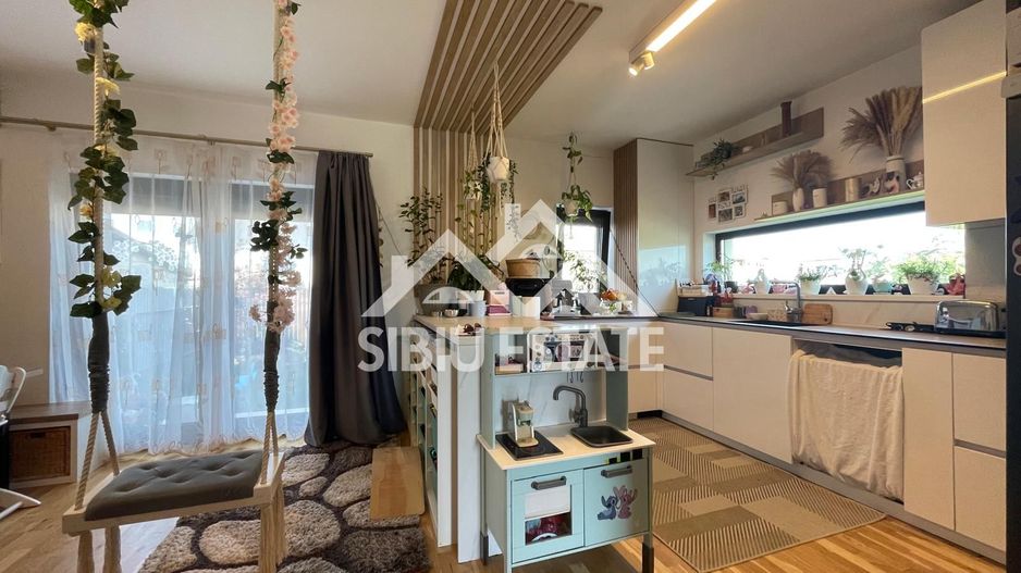 Duplex elegant cu 5 camere, 2 bai, curte in Cristian - Poză 27