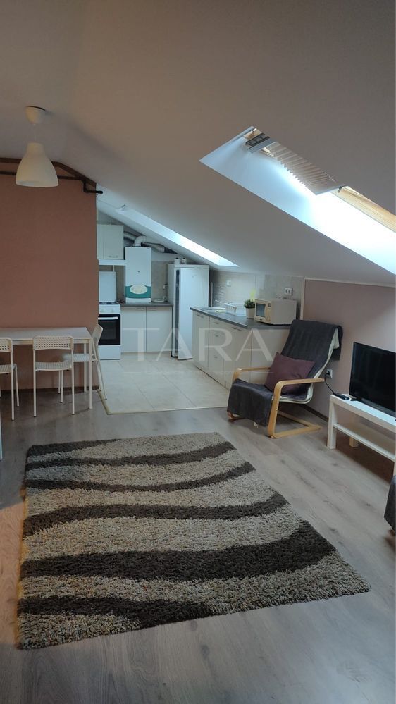 Mansardă cu 2 camere de vânzare în Florești, strada Florilor - Poză 1