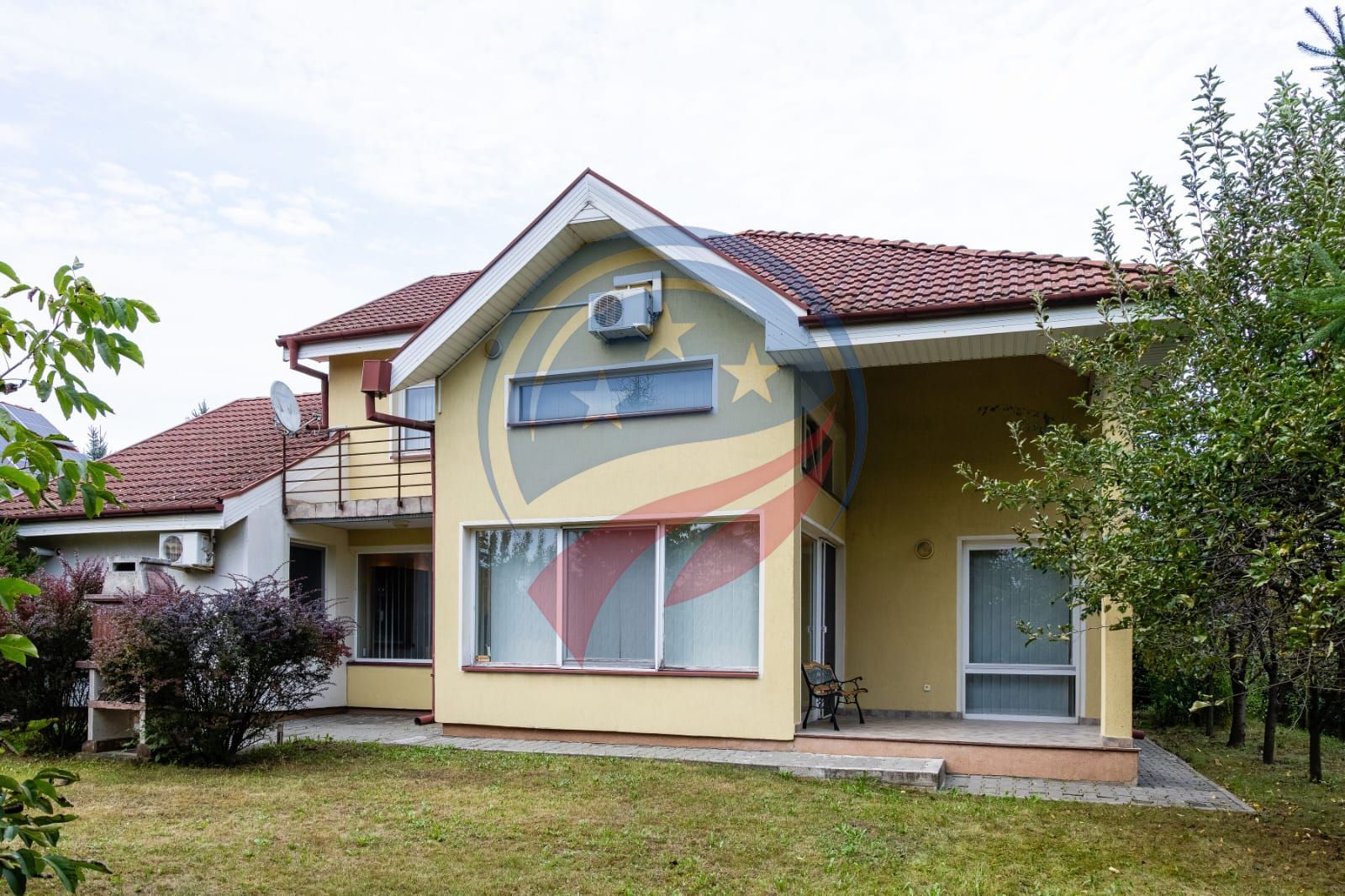 Vila superba cu cinci camere zona centrala - Poză 2