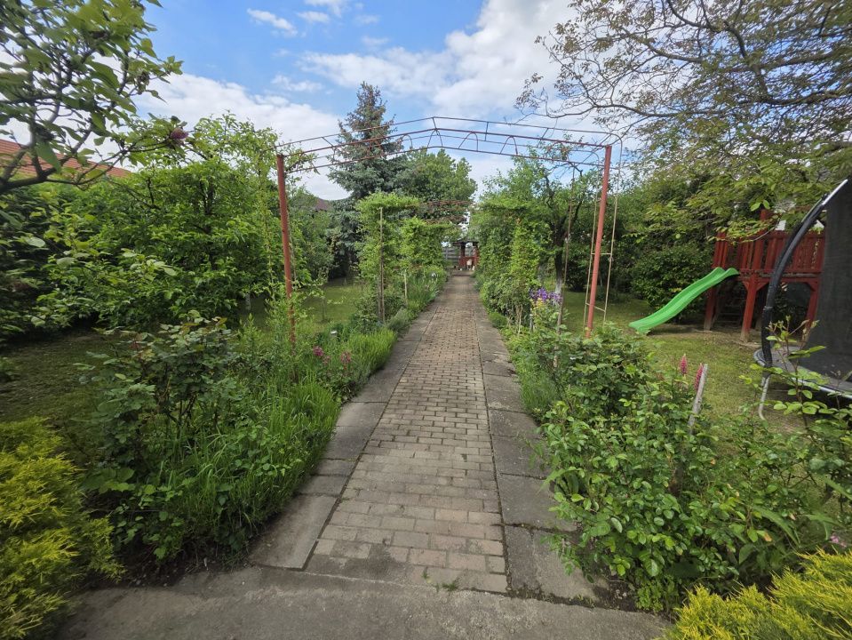 De Vânzare Căsuță cu 7 ari teren Bercu Roșu - Poză 1
