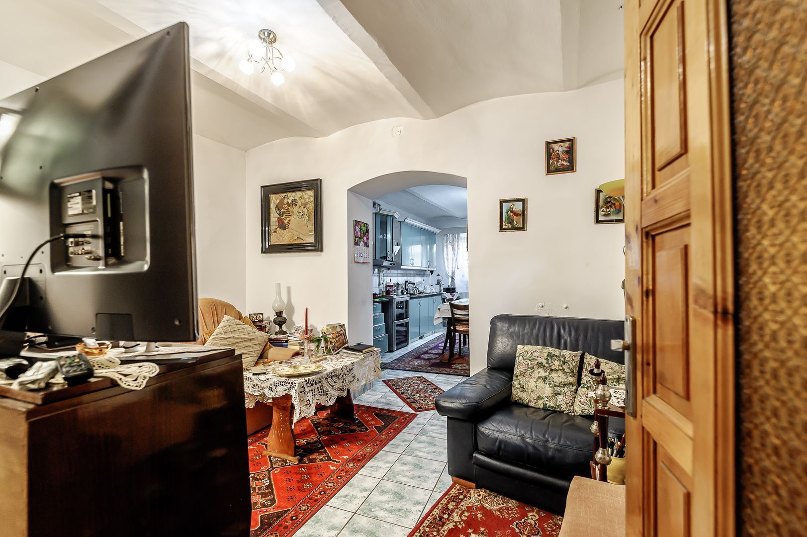 Casă cu 2 apartamente la un pas de centrul orașului! - Poză 7