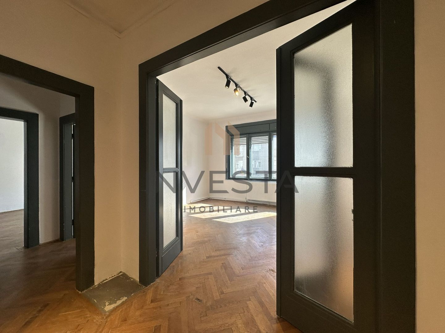 Apartament 4 camere 115 mp Ultracentral etaj intermediar pe Eroilor! - Poză 4