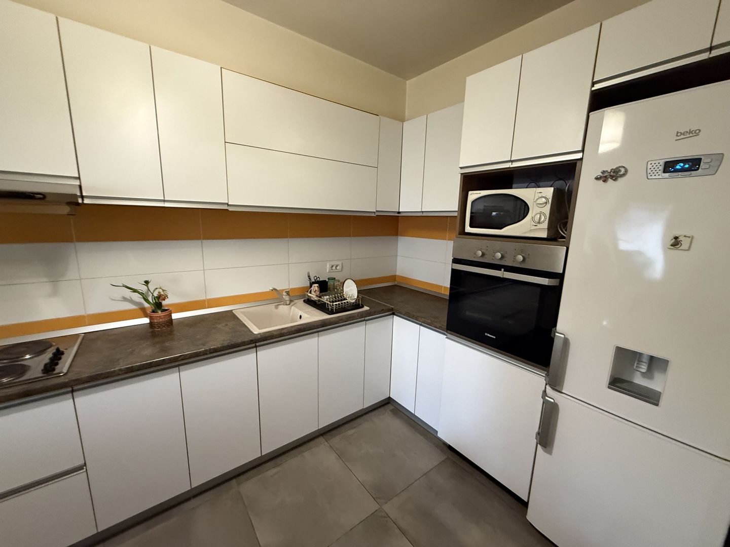 Casă înșiruită complet mobilată + curte+ 2 parcari în complex inchis! - Poză 13