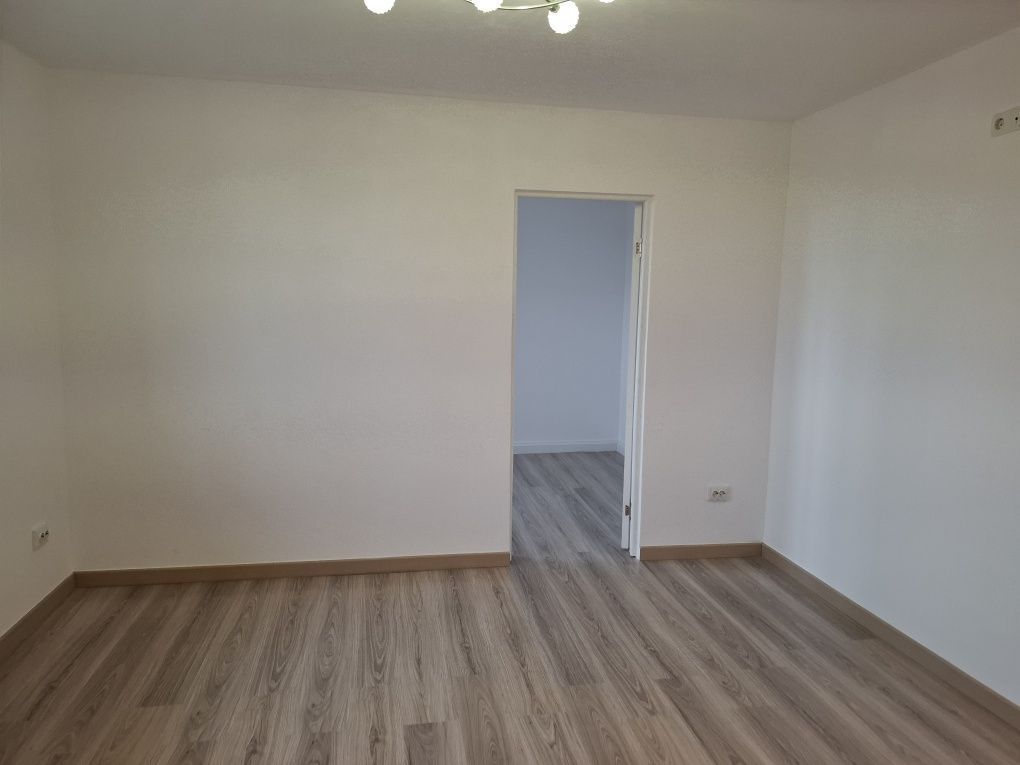 BRASADAS vinde ap 2 cam RENOVAT in Micro14 etaj 4/4. - Poză 1