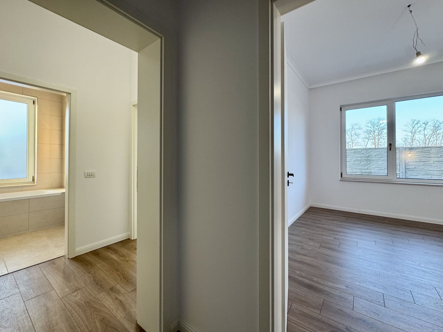 Duplex modern cu grădină, la intrare în Moșnița Nouă - Poză 11