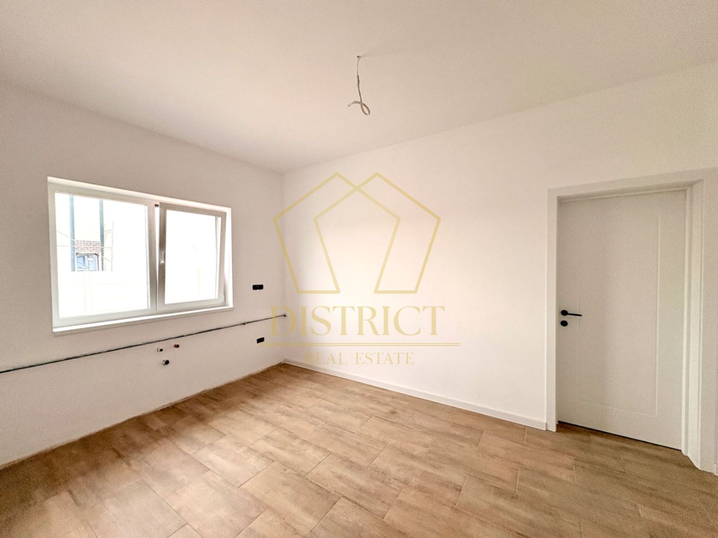 Duplex cu 4 camere, despărțit prin camera tehnica | Mosnita Veche - Poză 5