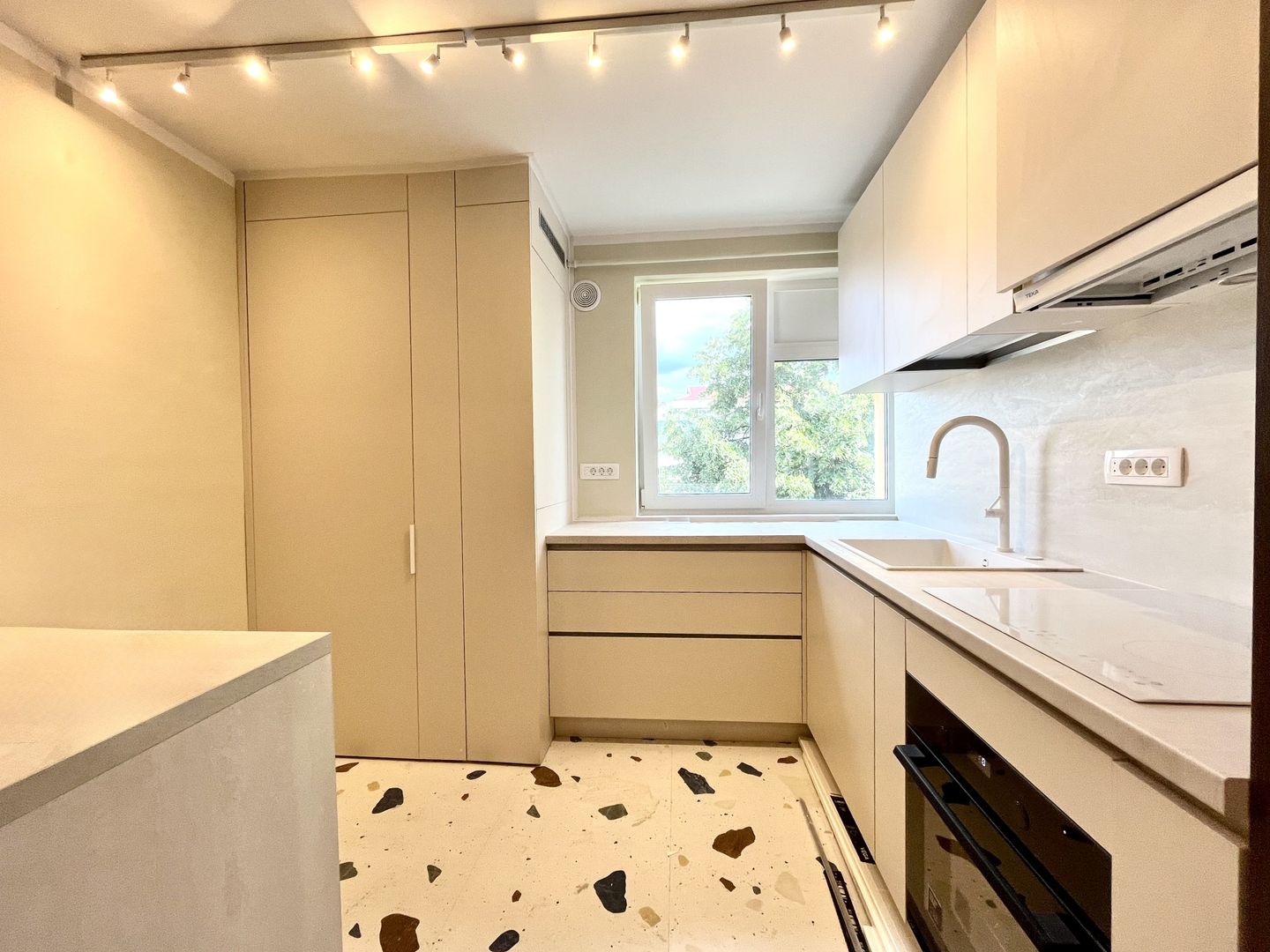 2 camere, prima inchiriere, vibrant, pet friendly lângă P-ta Victoriei - Poză 1