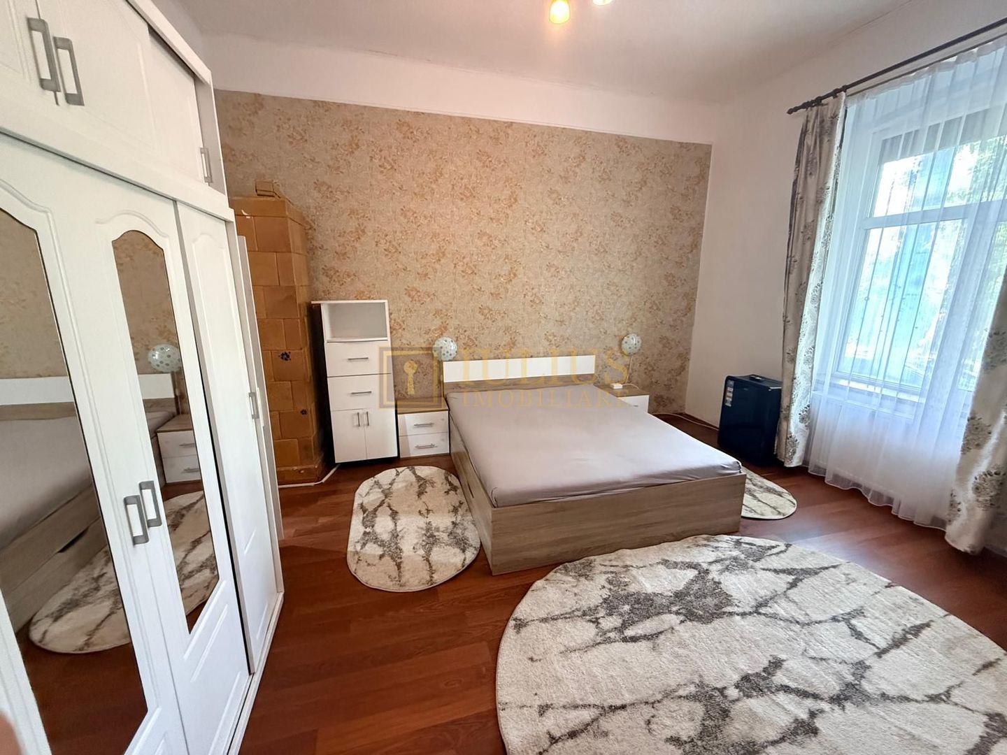 2 camere| Iosefin-vis a vis de Bega |zona superba| loc de parcare| curte comuna| - Poză 1