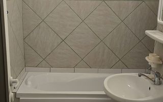 Garsonieră Piata Miniș, etaj 3, mobilată complet, bloc reabilitat - Poză 4