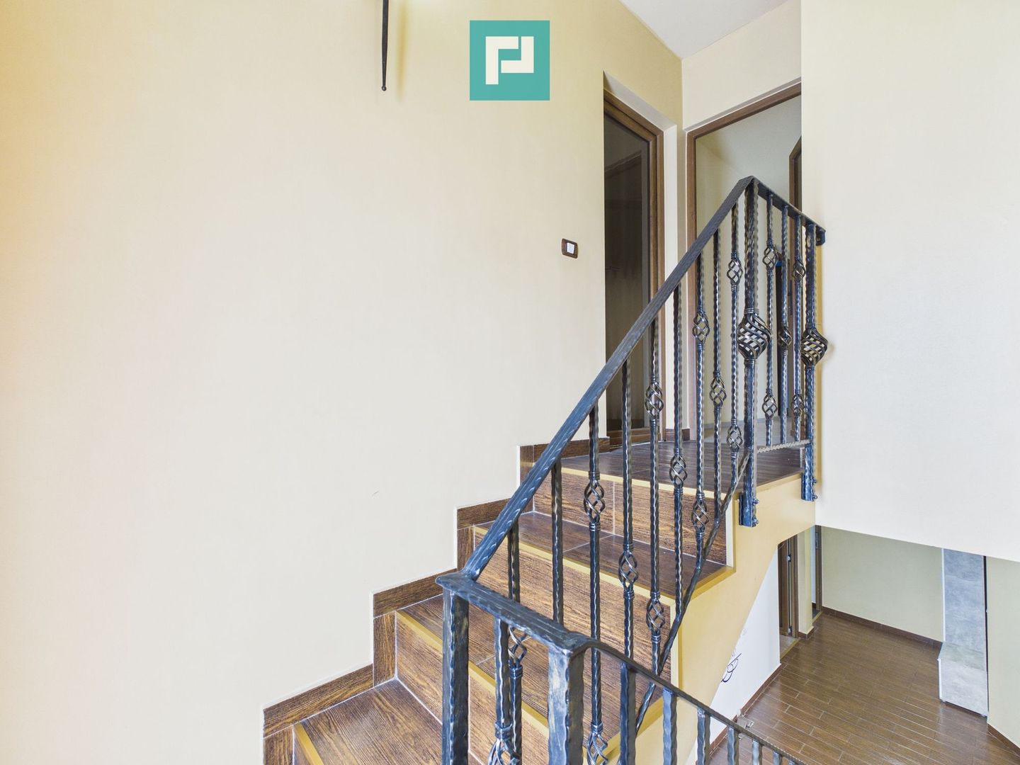 Casă spațioasă în Sântana - Poză 18