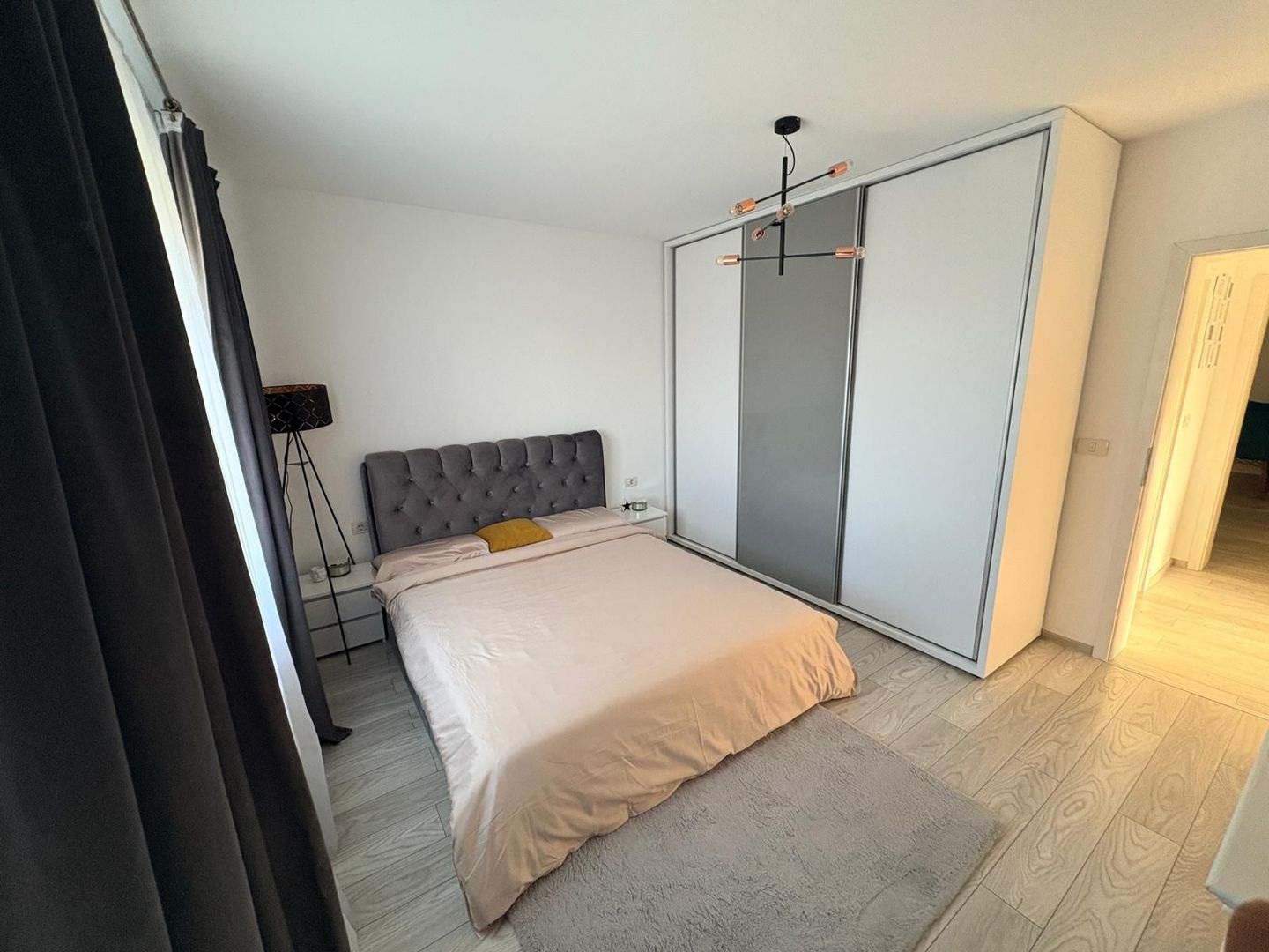 MOBILAT-UTILAT, 3 CAMERE, CURTE SPATOASA - Poză 8