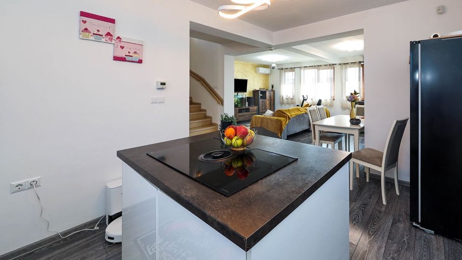 Casă Individuală Modernă de Vânzare | Sânpetru, Brașov - Poză 11