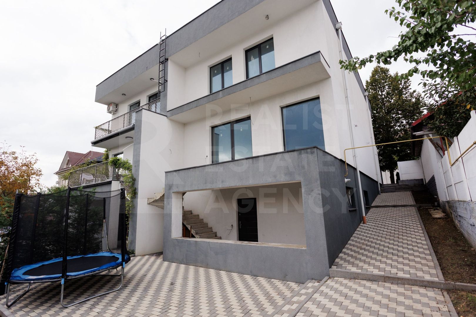 CASĂ DE VÂNZARE ÎN DUMBRAVA SUPRAFAȚA DE 300 MP + TEREN 3.5 ARI - Poză 3