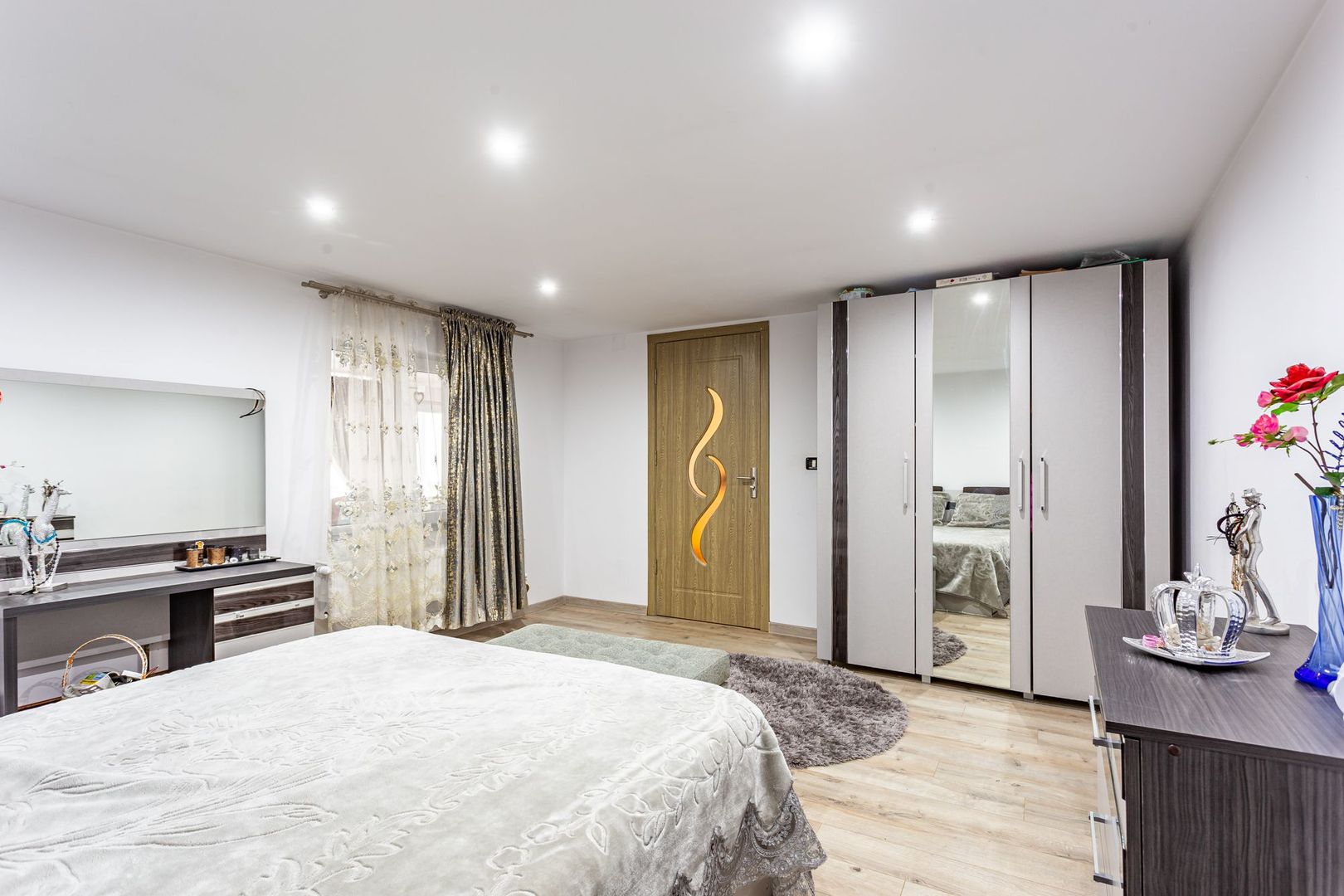 Casă individuală cu teren generos pe colț, în Gai - Poză 8