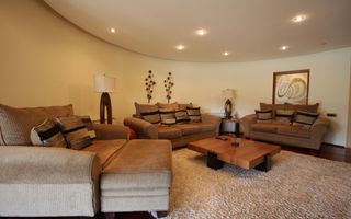 O casa deosebita cu Piscina - Poză 15