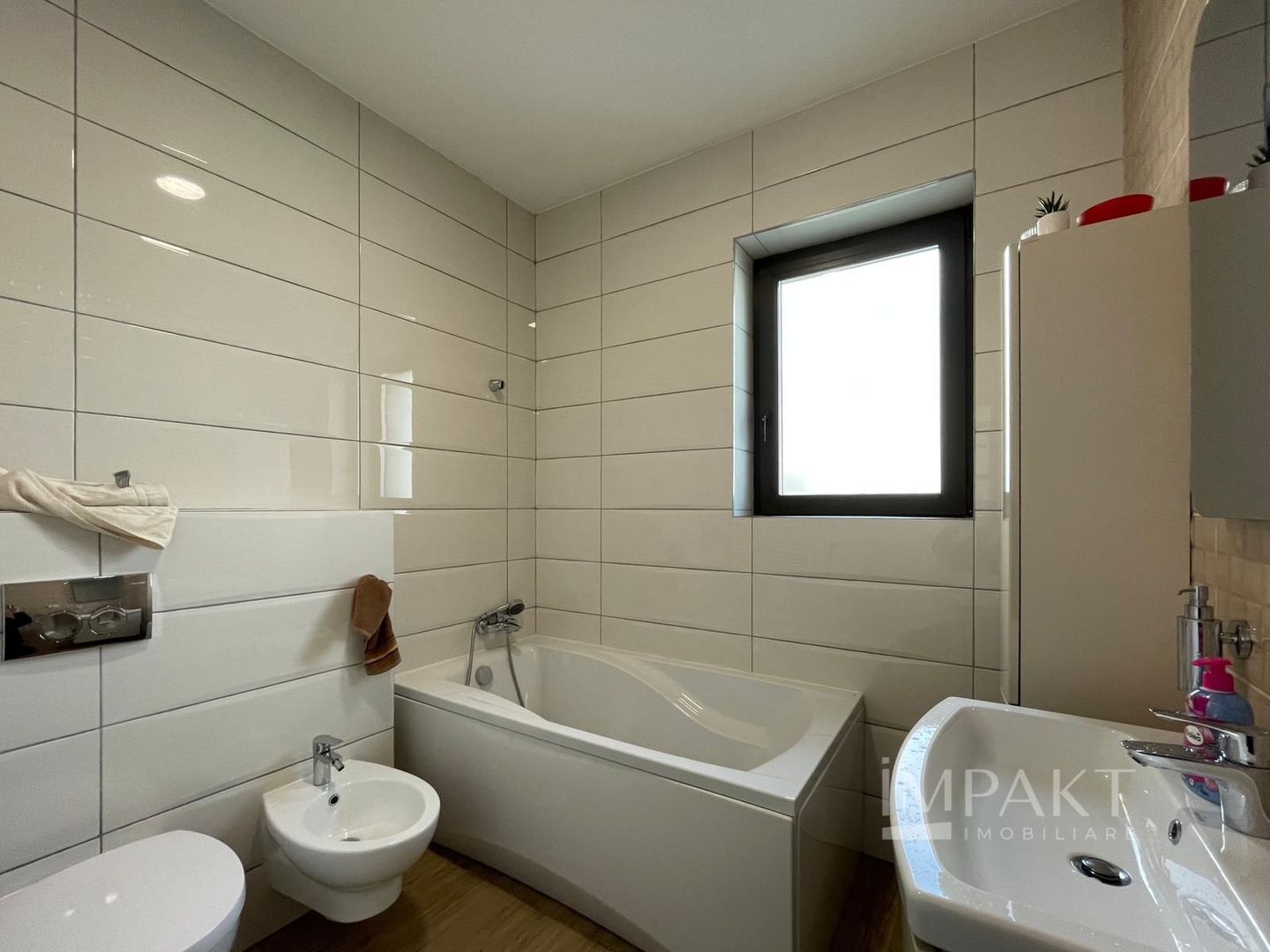 Apartament lux,  prima inchiriere-  4 camere + 2 locuri parcare - Poză 6