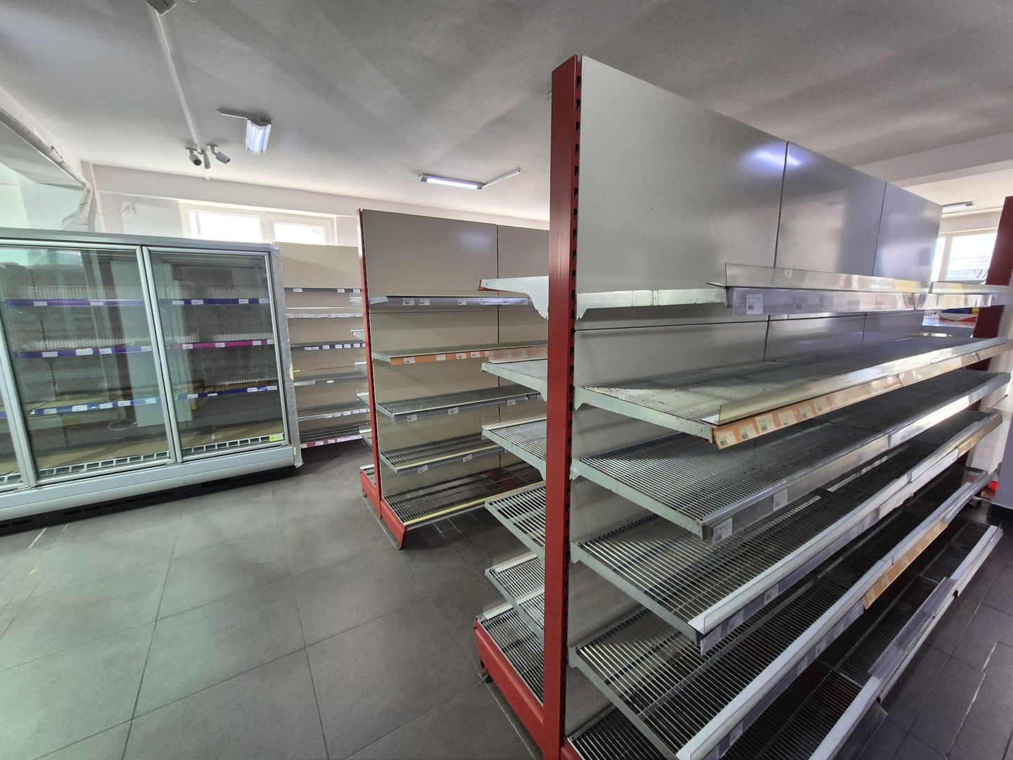 Spatiu comercial 109,54 + 2 locuri de parcare - Varteju - Poză 9