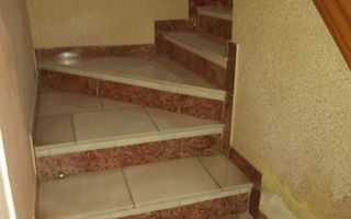 Casa cu etaj, 4 camere, central, cu acces auto in curte - Poză 7