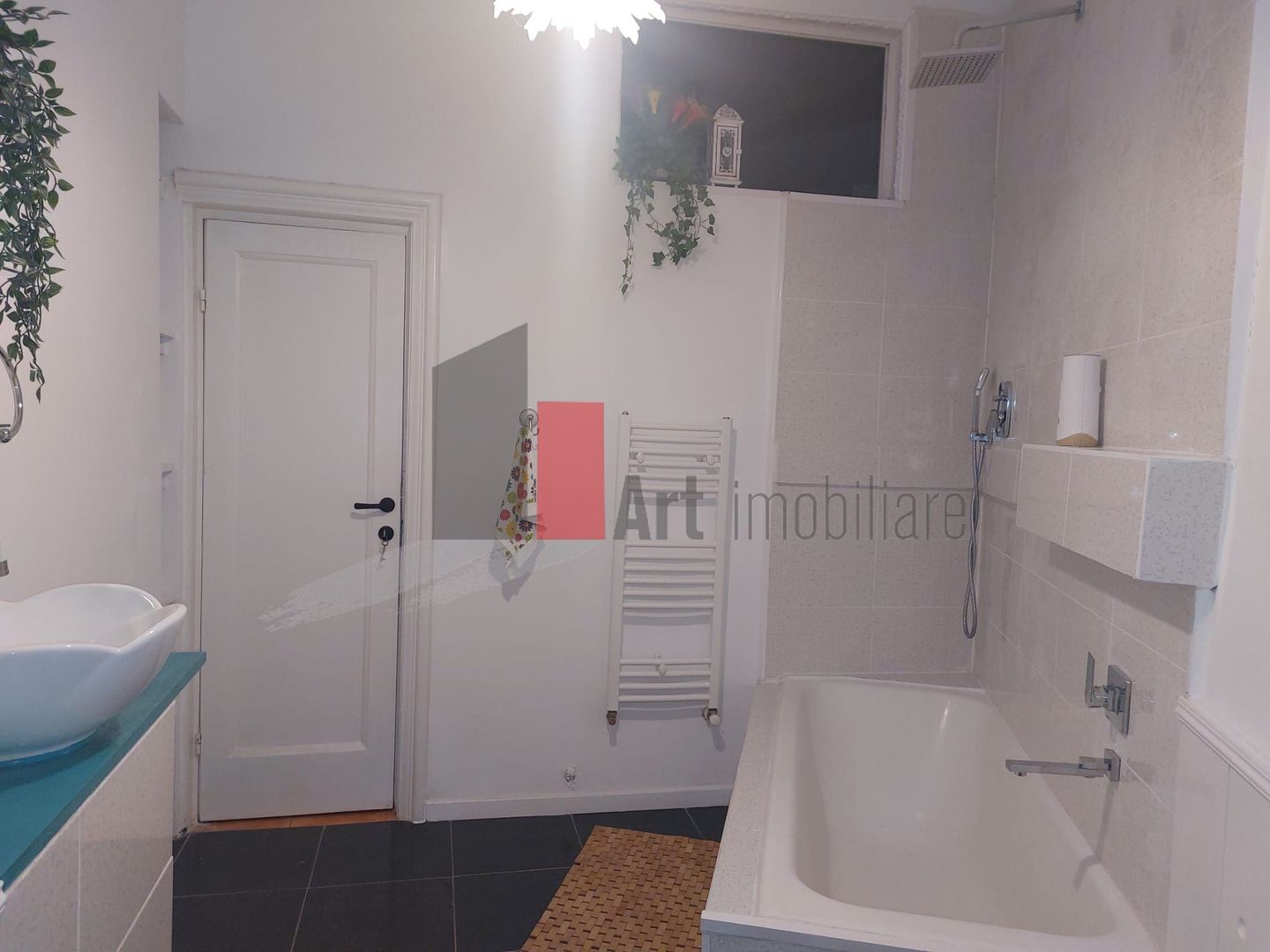 Spatiul "BAIXA" , parter de vila, renovat recent, liber - Poză 13