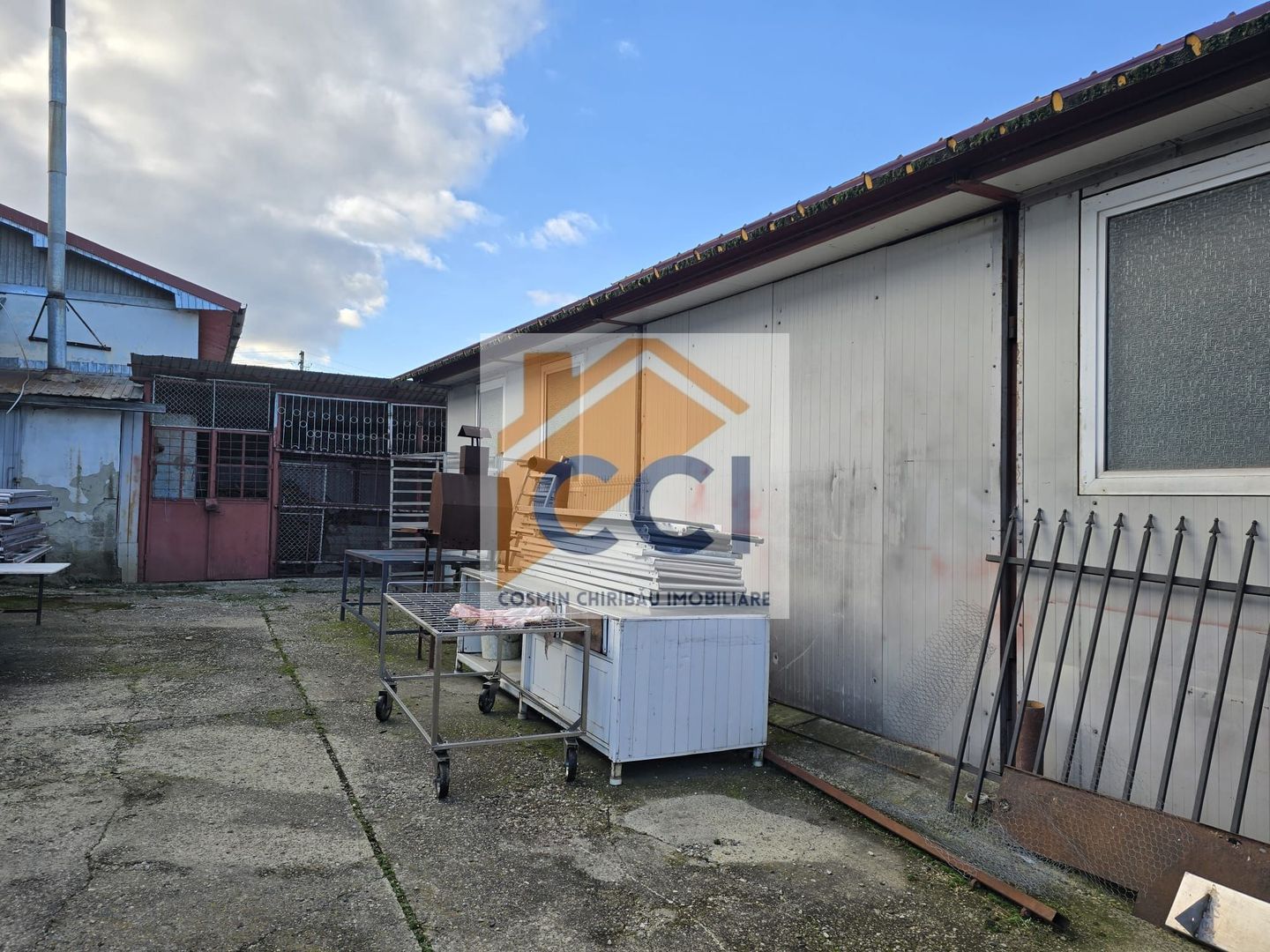 Se oferă spre vânzare / închiriere clădire cu spațiu comercial - Poză 20