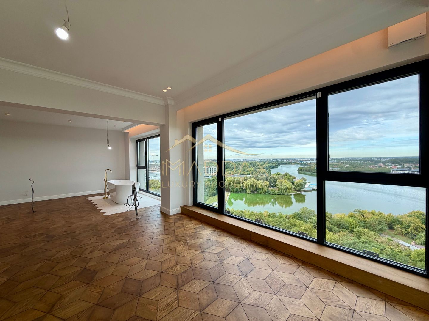 Penthouse cu 4 camere // terasă 70 mp / 200 mp / 3 parking / Straulesti - Poză 3
