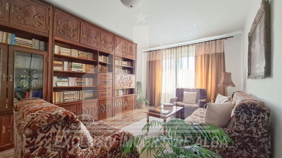 Apartament cu 3 camere de vanzare, Cetate - Poză 1