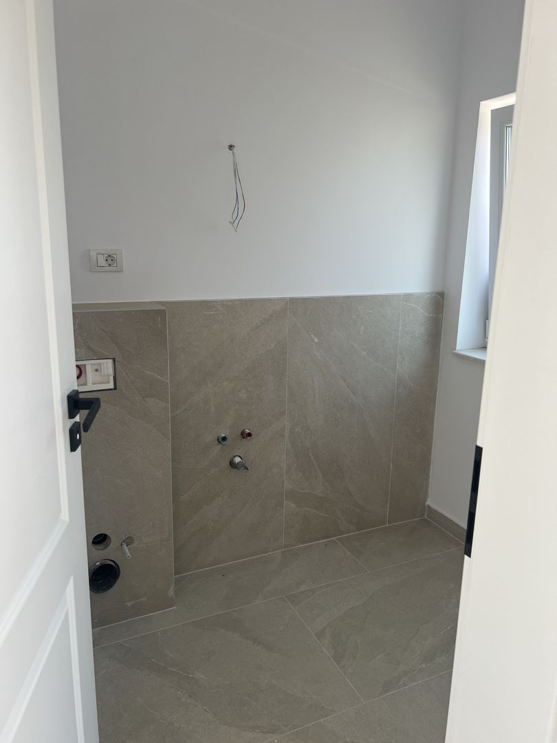 Jumătate de duplex premium, 120 mp utili, teren 256 mp, garaj și 3 dor - Poză 3