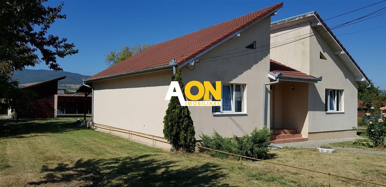 Casă de închiriat, 3 camere, cu terasă și garaj, Partoș - Poză 1
