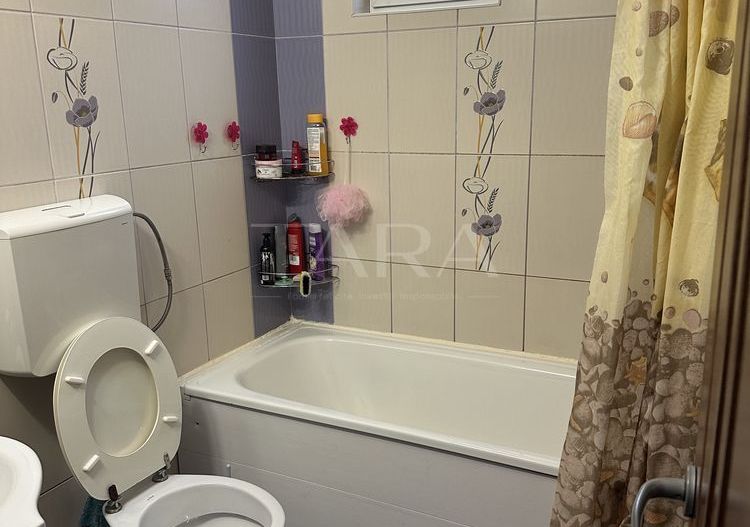 Casa de vanzare in zona  centrala a localitatii - Poză 5