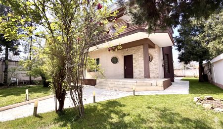 Vilă Premium la Aparatorii Patriei | 9 Camere | 450 mp | Potențial