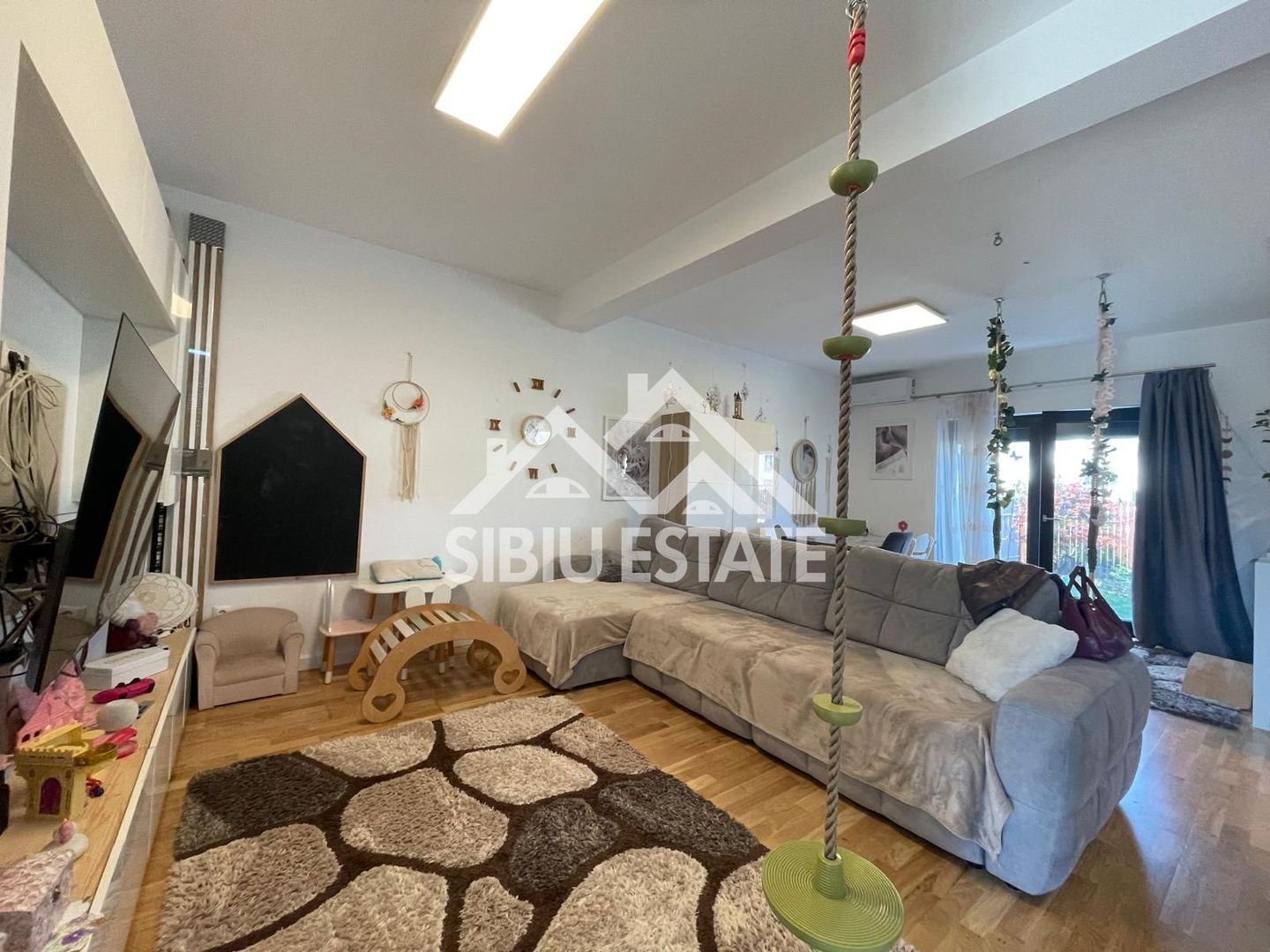 Duplex elegant cu 5 camere, 2 bai, curte in Cristian - Poză 28