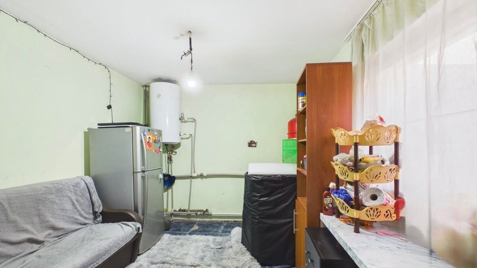 Casă P+E cu două apartamente, zona Drăgășani - Poză 11