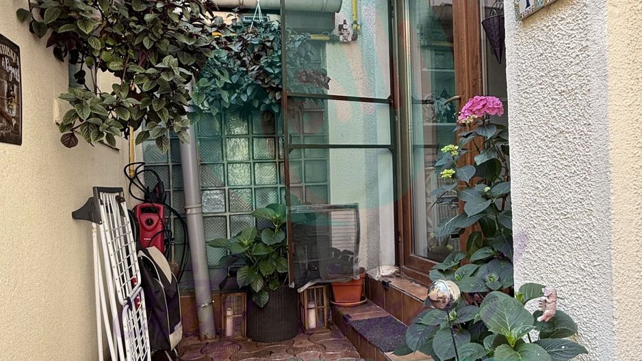 Casa cocheta cu o mica curte - Poză 15