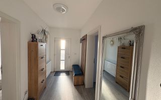 MOBILAT-UTILAT, 3 CAMERE, CURTE SPATOASA - Poză 3