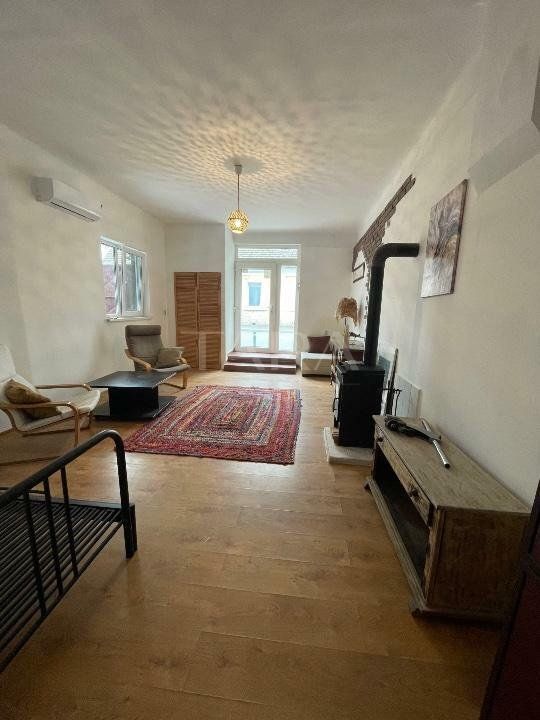 Casă cu două corpuri independente, ideală pentru locuit și închiriere - Poză 2