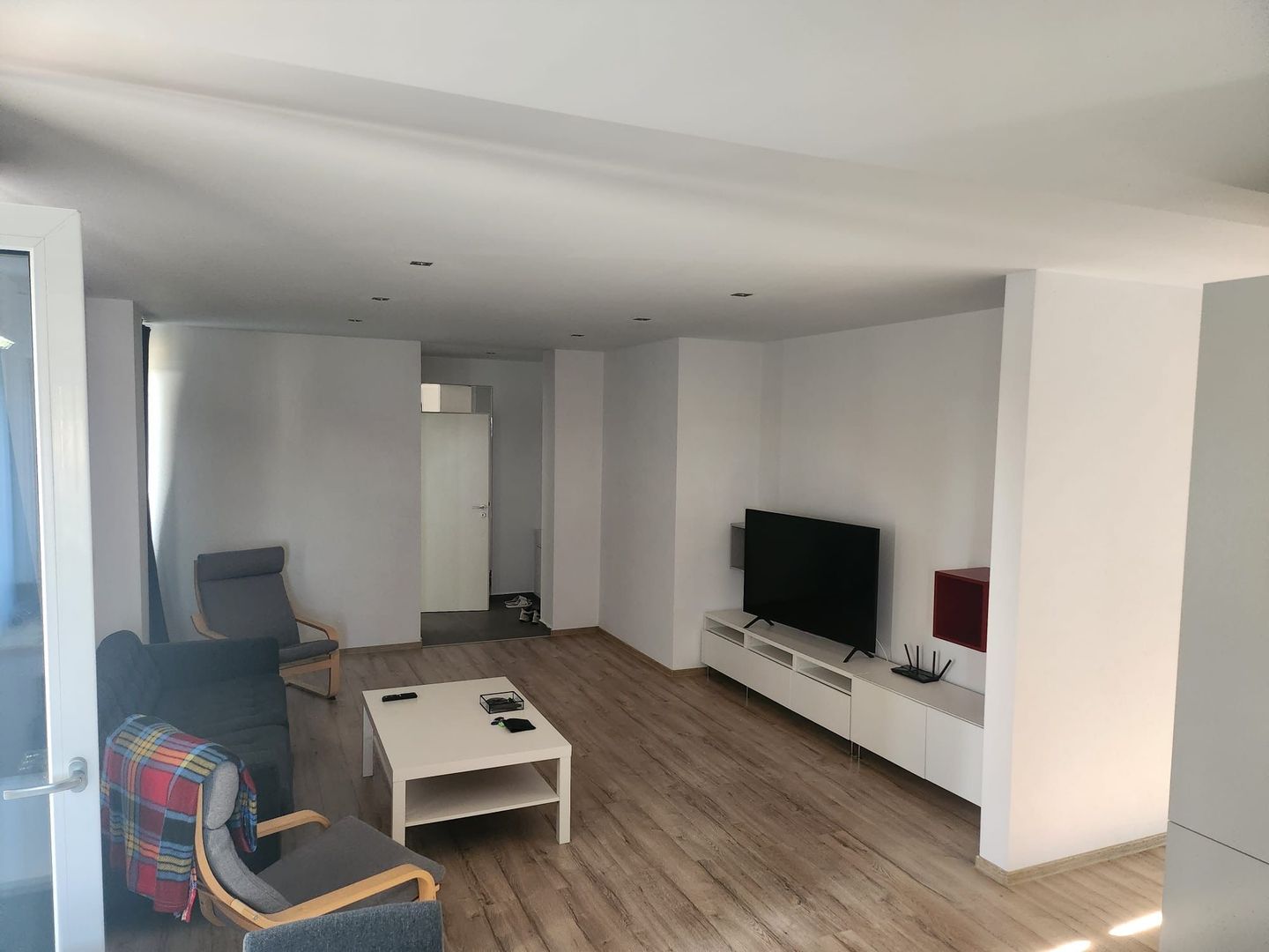 Apartament spatios cu 2 locuri de parcare - Poză 3
