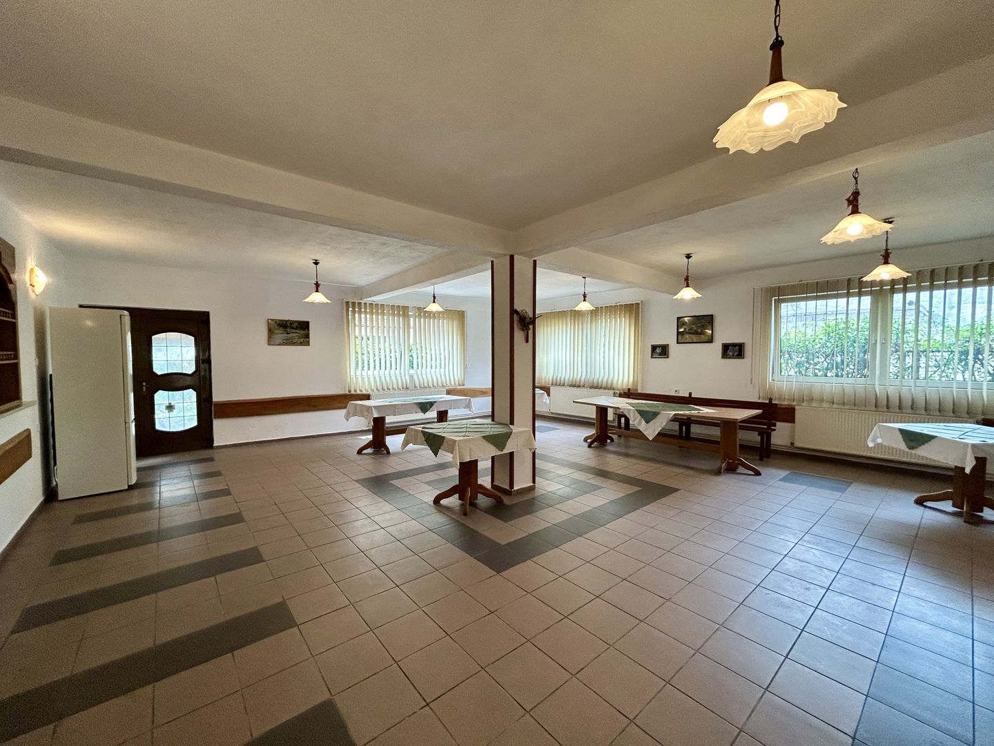 Pensiune cu potențial deosebit, vedere spectaculoasă spre Piatra Craiului - Poză 7