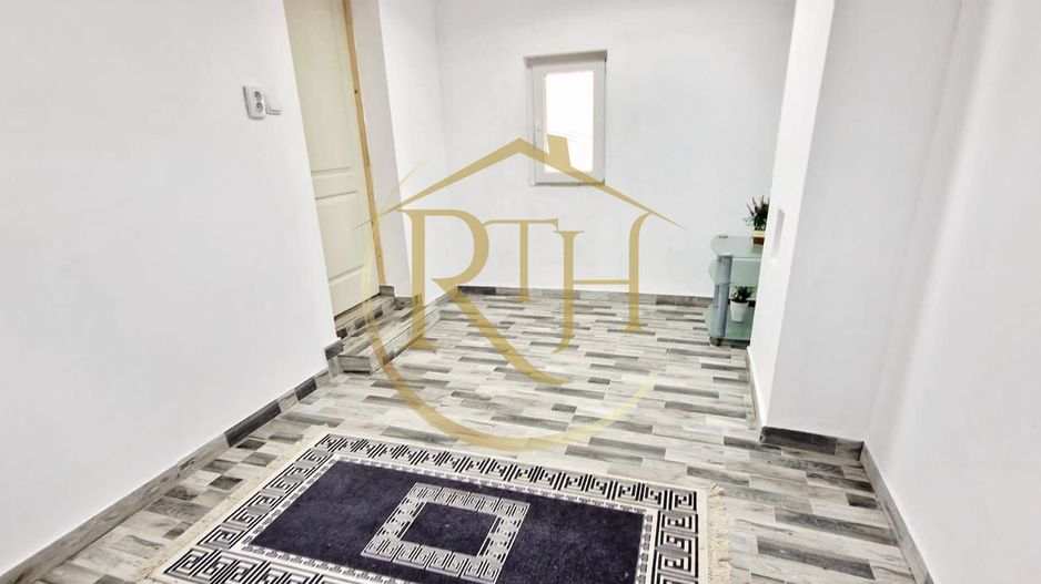 Vand casa recent renovata cu 900 mp curte si gradina in Carpinis - Poză 5