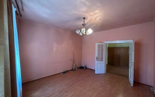 Casa in Piata Cluj, P+Demisol, curte comuna - Poză 9