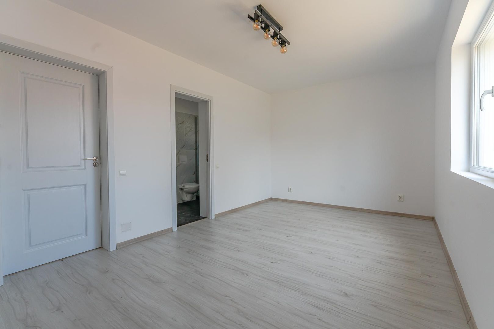 Casa de închiriat în Sânpetru - bucatarie mobilata si utilata - Poză 13