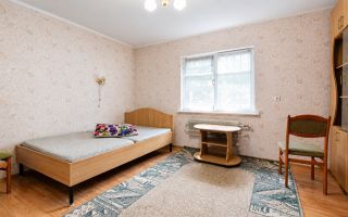 Nu este doar o vilă. Este refugiul tău verde cu 38 ari și pădurice proprie! - Poză 17