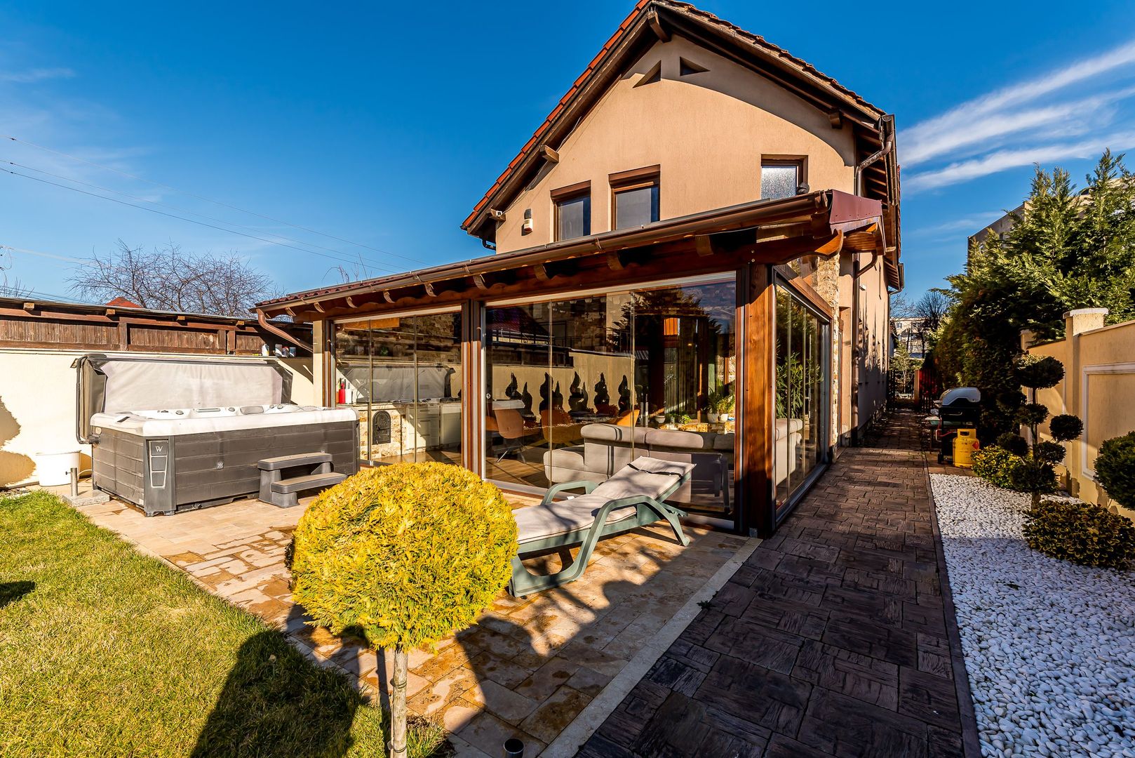 Casă cu5 camere, teren 720 mp, fotovoltaice 13 kW, Aradul Nou - Poză 3