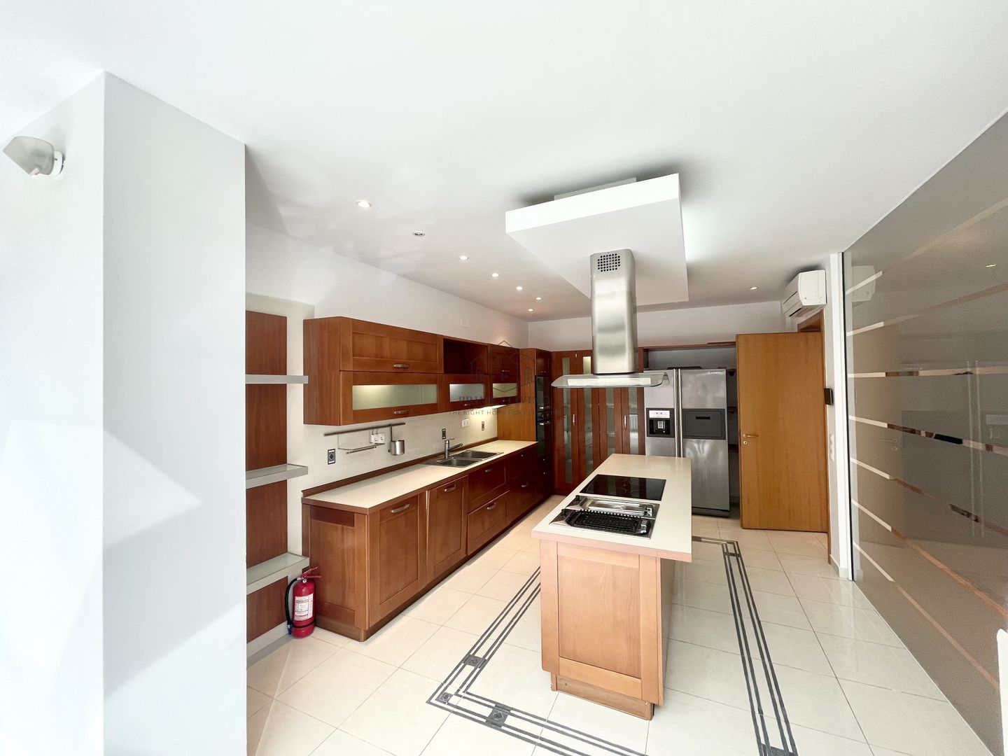 VILA CU 7 CAMERE IN COMPLEX REZIDENTIAL IN IANCU NICOLAE - Poză 2