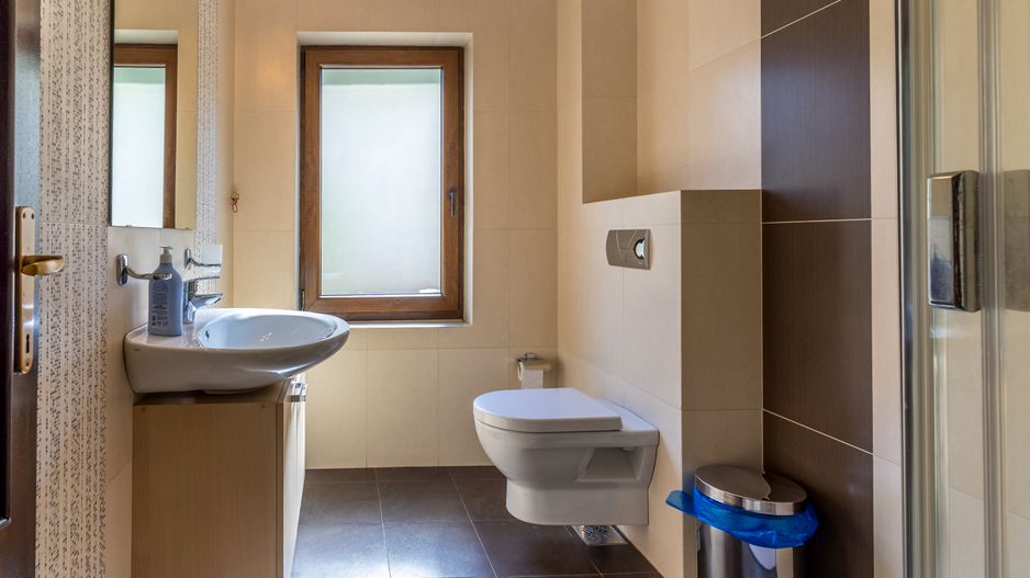 9 camere, 5 bai, spatiu hobby, gradina, garaj,locatie buna - Poză 23
